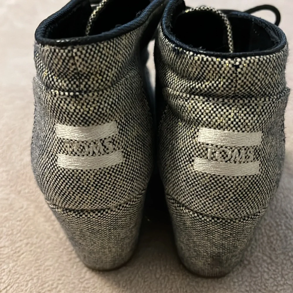 TOMS Desert Wedge Shoes – Women’s Size 8.5 – Black & Gold Metallic Linen